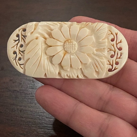 Japanese 1950s hand carved bone floral silver tone pin brooch - Picture 2 of 8